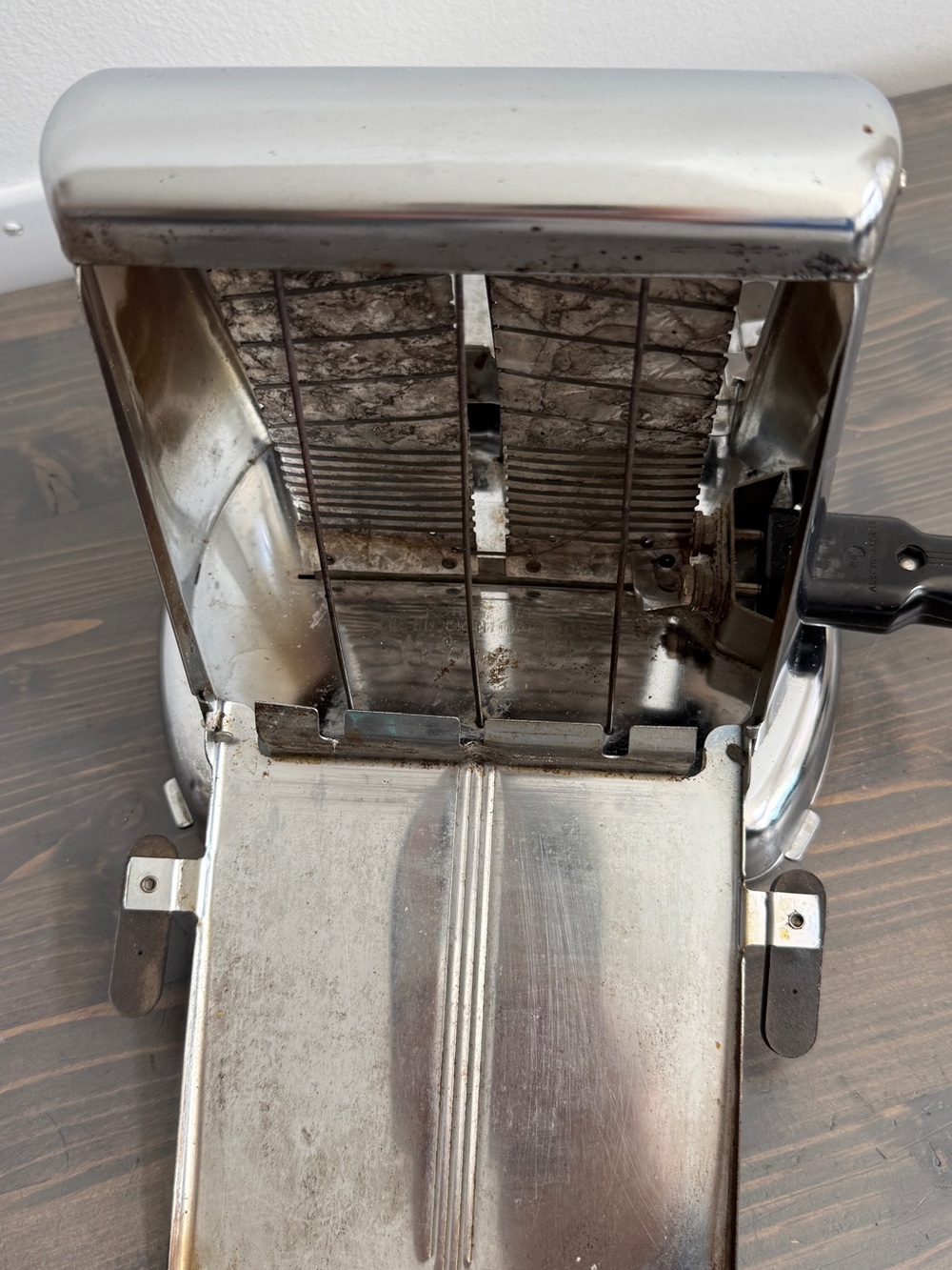 Antique metal plug in toaster
The Brock Snyder MFG Co.
Grimsby, Ont. - Picture 17 of 17